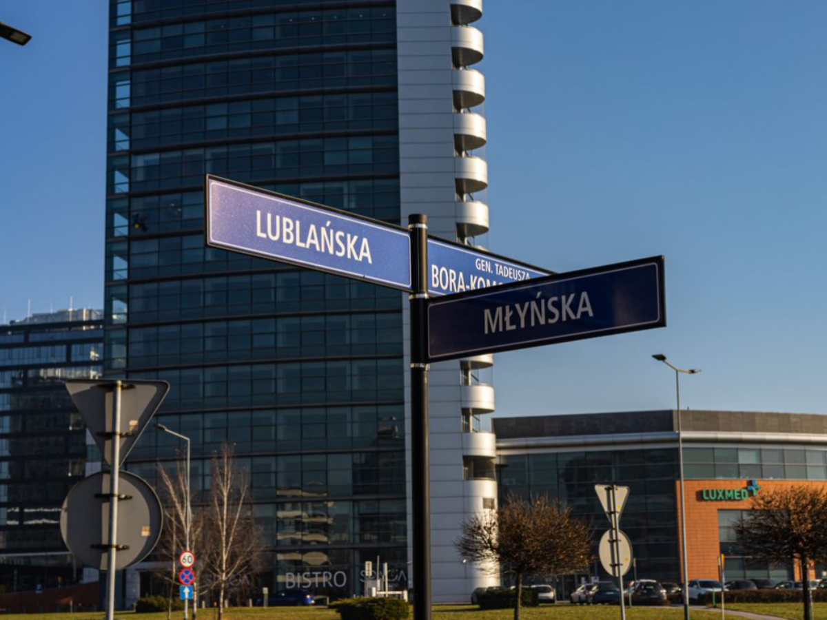 Znak drogowy, skrzyżowanie ul.Lublańskiej-Młyńskiej-Bora-komorowskiego